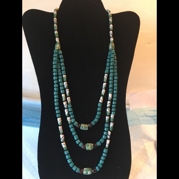 Green sand beaded necklace - Picture 1 of 1